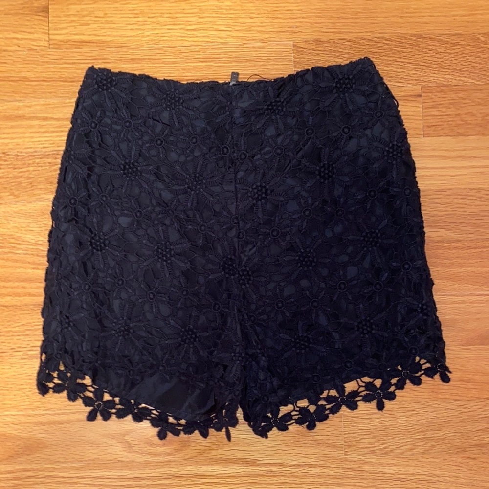 Hollister Size 1 Black Floral Shorts
